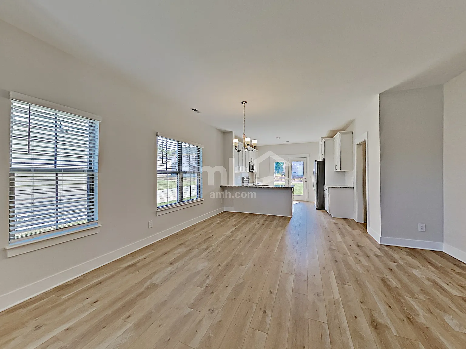 4 bed, 2.5 bath, 1933 sqft, $2,405 — Photo 4