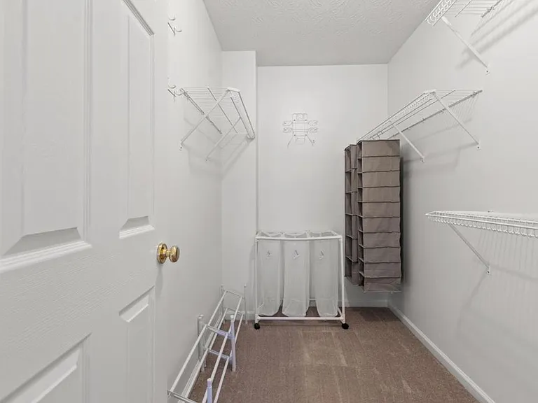 400 Amberley Dr — Photo 7