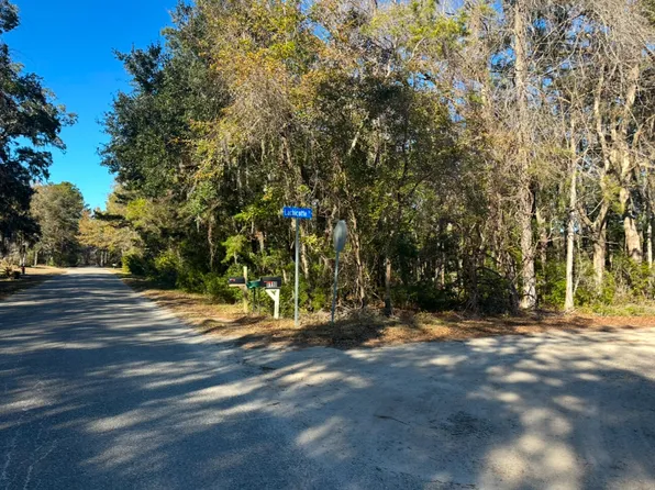 8102 Lachicotte St, Edisto Island, SC 29438