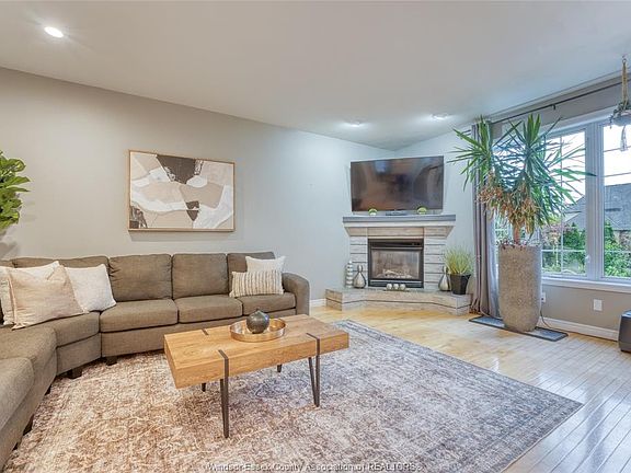 5th image of 937 Pavan St