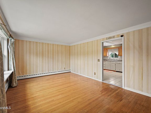 4th image of 8 Velma Ave