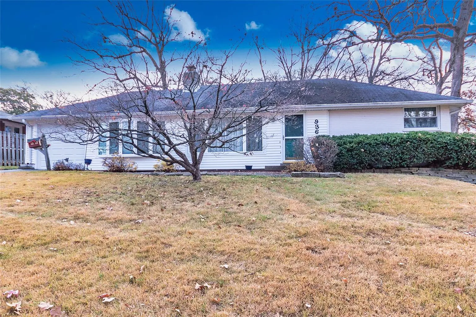 936 Elmont Ln photo 1