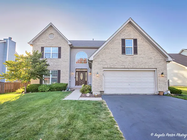 4725 Saginaw St, Lake In The Hills, IL 60156