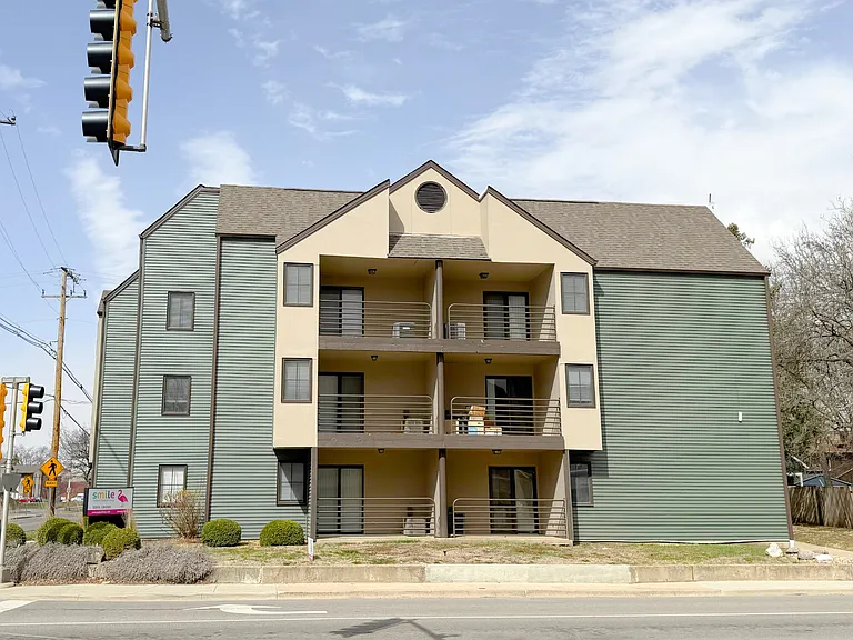 104 N Lincoln Ave — Photo 2