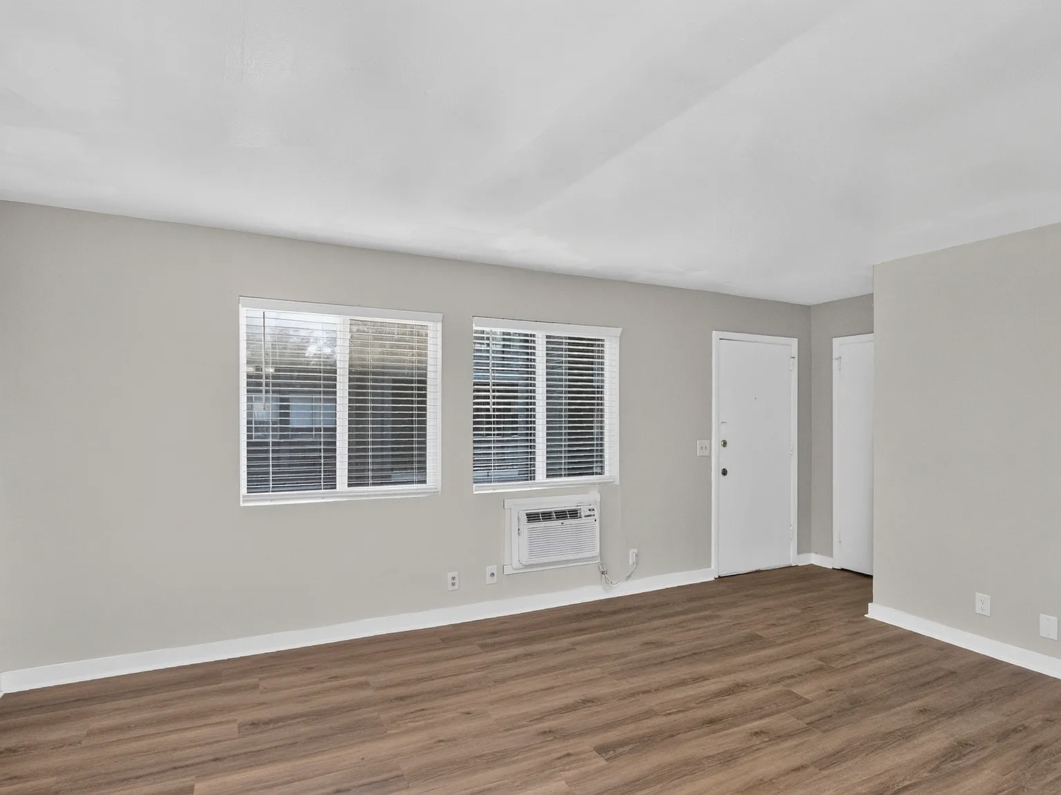 550 Harding Pl — Photo 3