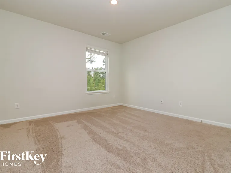 409 Zenith Blvd — Photo 14