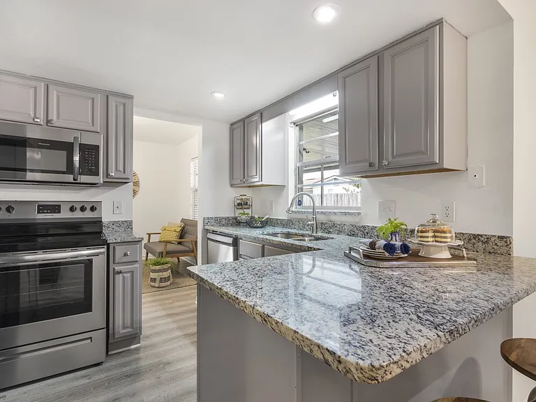 6116 Shakespeare Dr — Photo 9