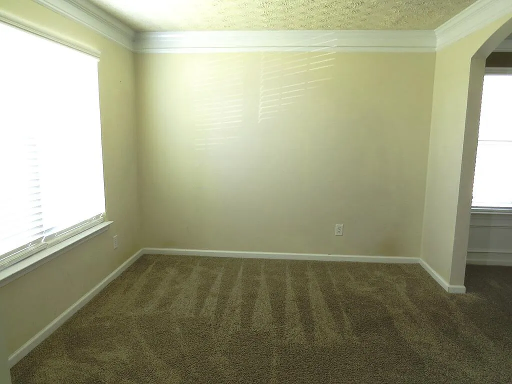 3 bed, 2.5 bath, 2208 sqft, $1,700 — Photo 3