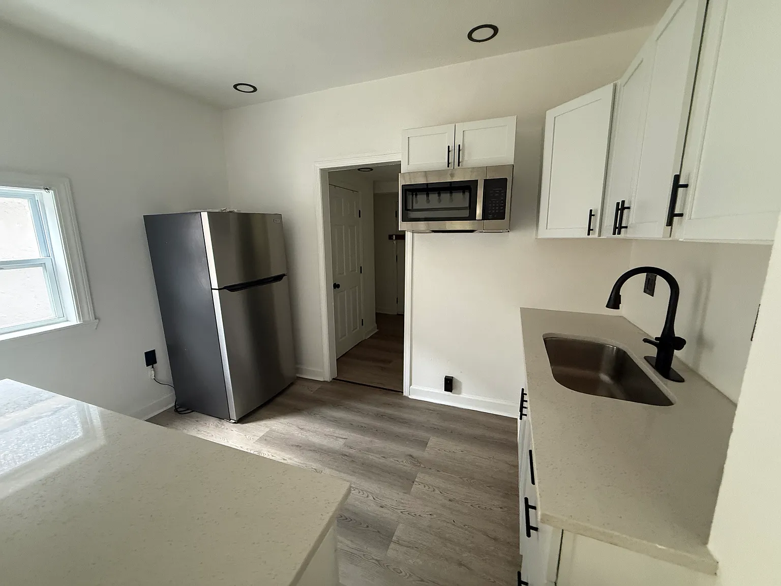 2 bed, 748 sqft, $1,300 — Photo 3