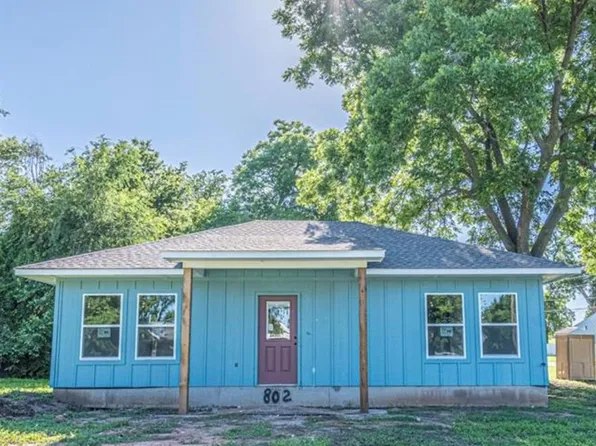 802 S 5th St, Chickasha, OK 73018