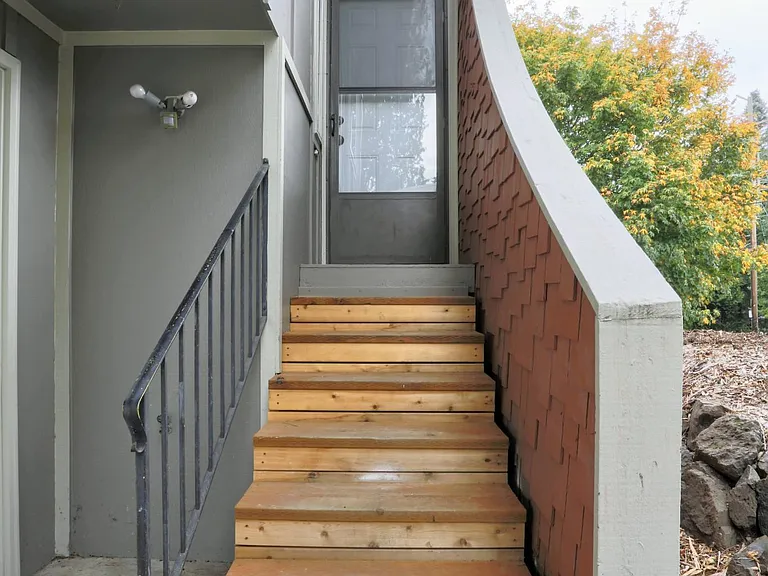 10404 Fruitland Ave E — Photo 2