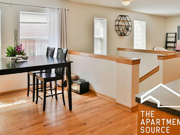 3rd image of 1446 N Leavitt St #1W