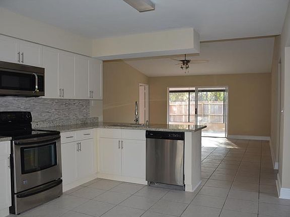 5th image of 13930 Henson Cir