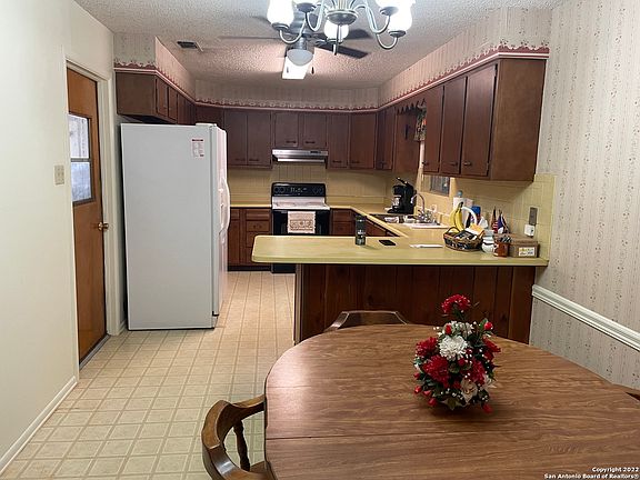 5th image of 1040 Oakcrest Dr