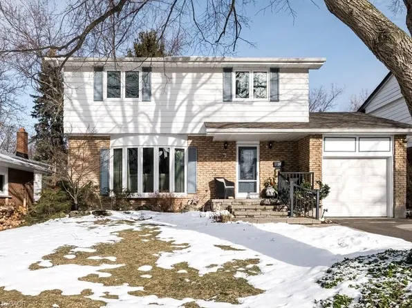 19 Chateau Ct, Hamilton, ON L9C 5P3