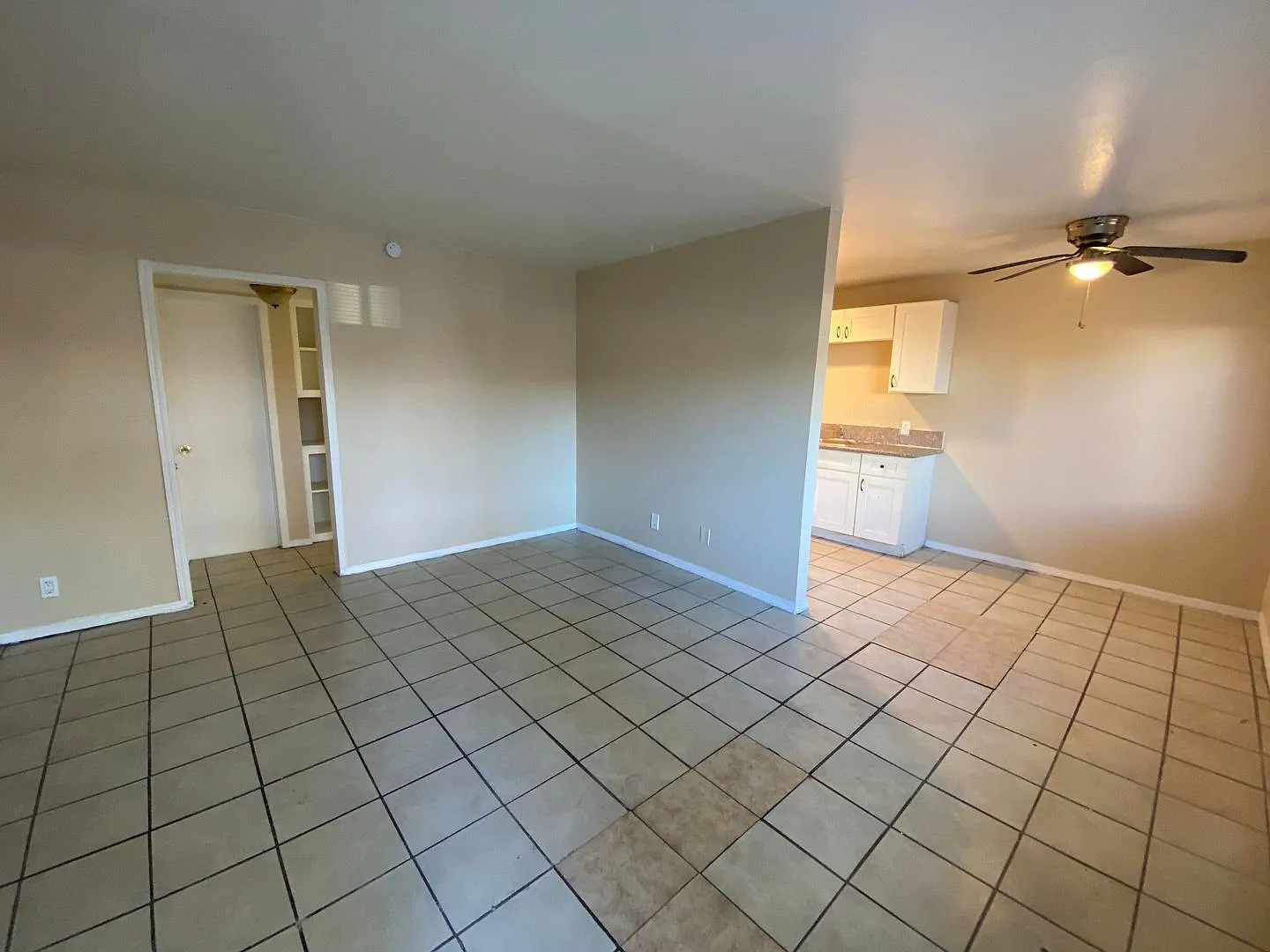 **Accepts Section 8 Offering Two Weeks Of Free Rent!! 1 Bedroom Appartment Super Close To The Str... — Photo 2