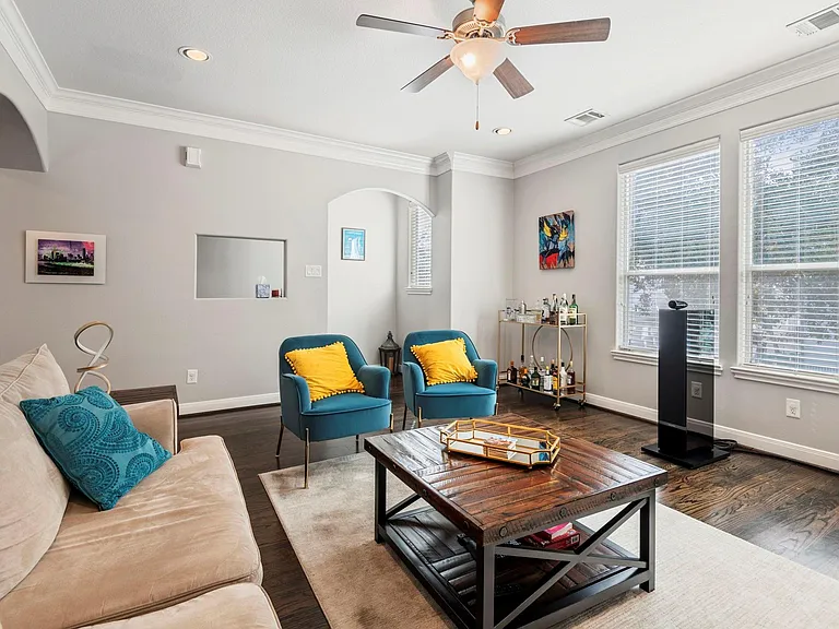 2204 Colorado St — Photo 3