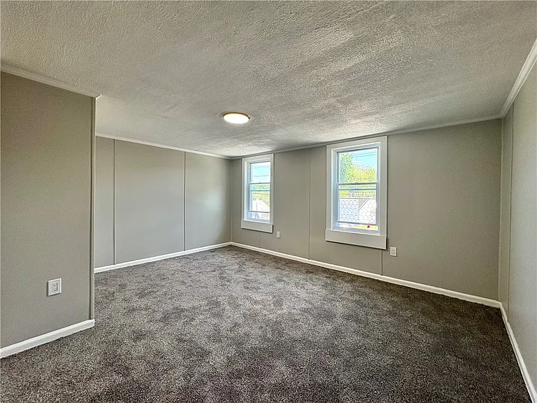 594 E Madison St — Photo 11