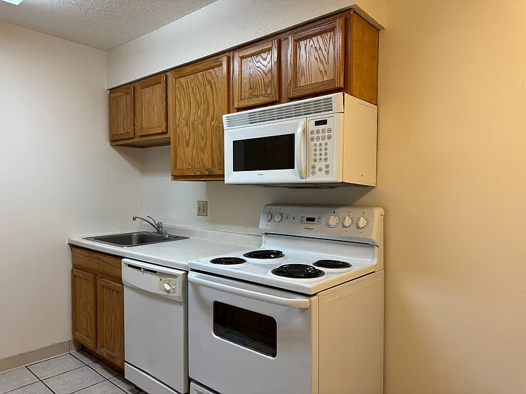 Crestwood Apartments — Photo 19