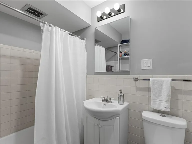 Renovated apartment with pool and parking — Photo 8