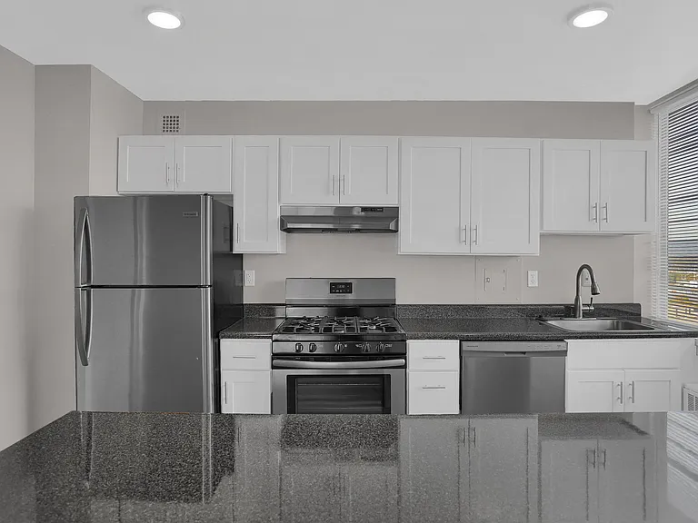 Towne House Apartments — Photo 21