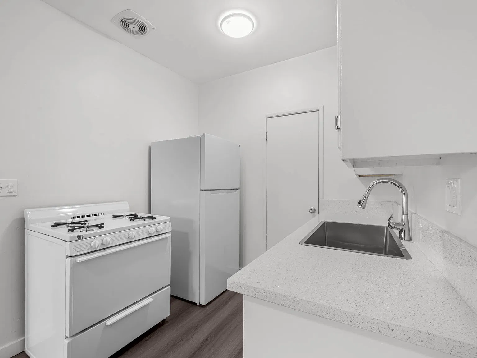 14646 Blythe — Photo 3