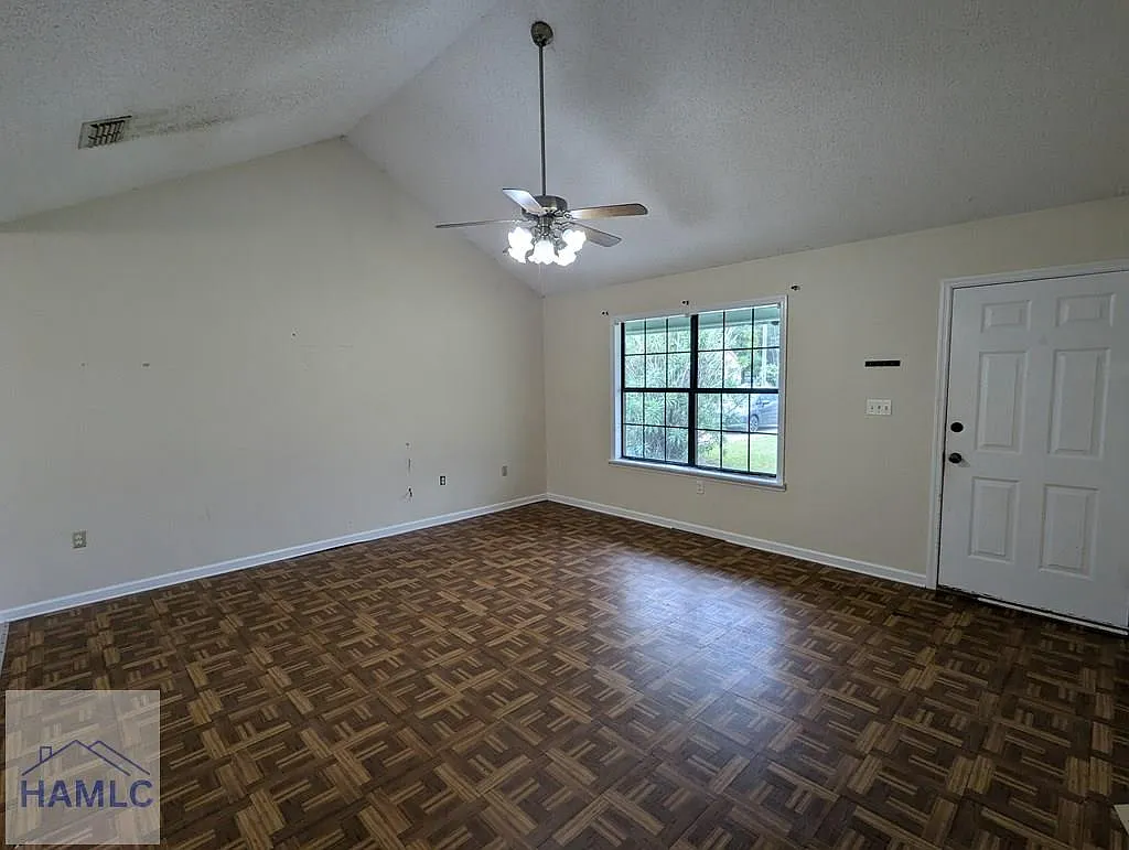 3 bed, 2.0 bath, 1316 sqft, $1,350 — Photo 2
