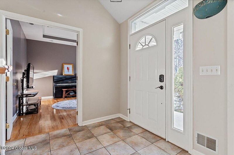 4th image of 8 Rosebay Road