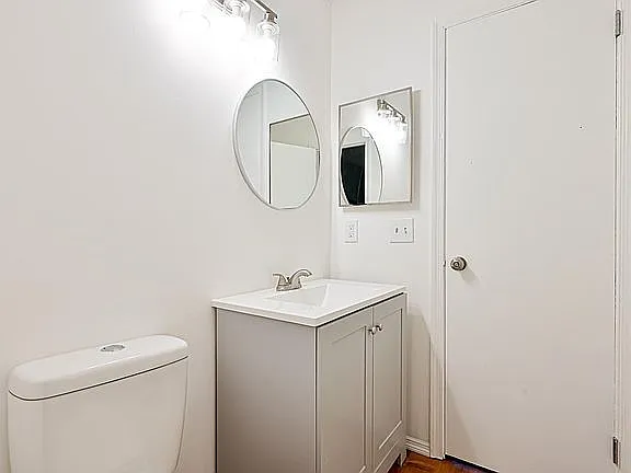 Full Jack & Jill Bath (access from both bedrooms.