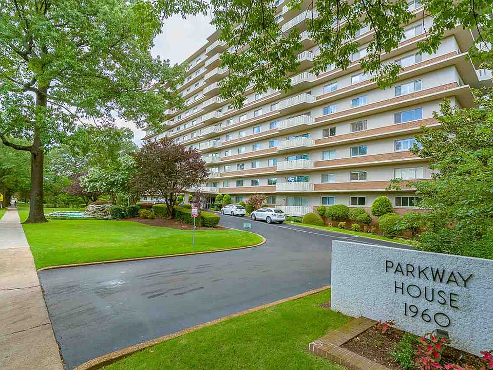 1st image of 1960 N PARKWAY #1211
