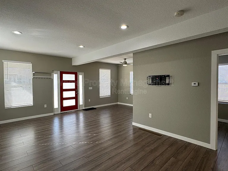 102 S Newton St — Photo 8