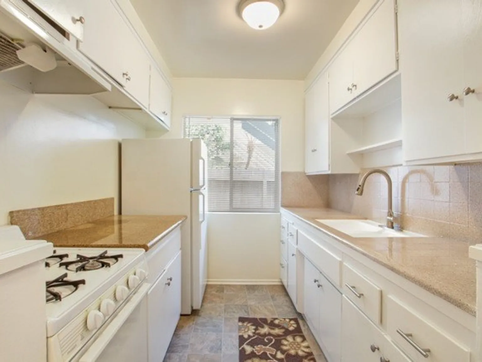 11615 Darlington, Prime Brentwood, Steps to San Vicente — Photo 2