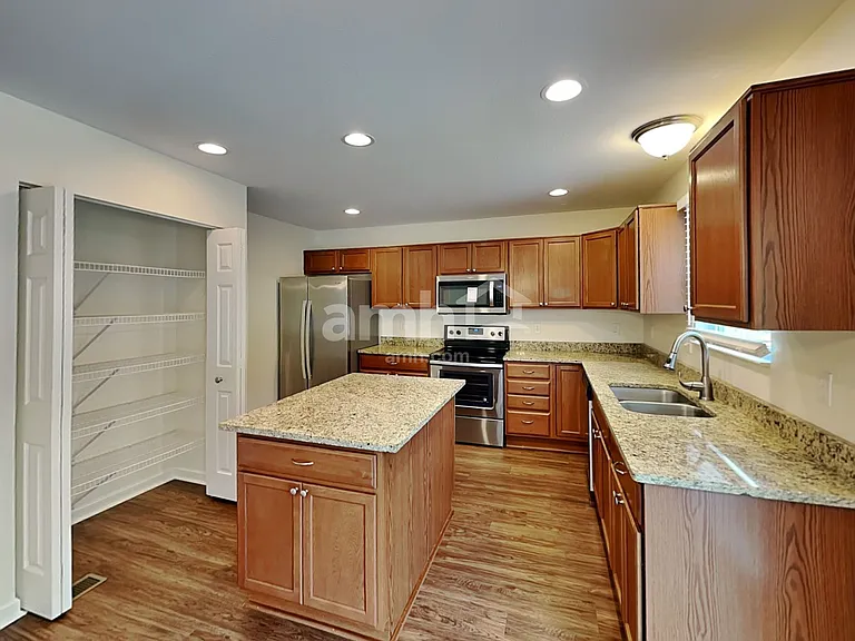 320 Abbey Ave — Photo 4
