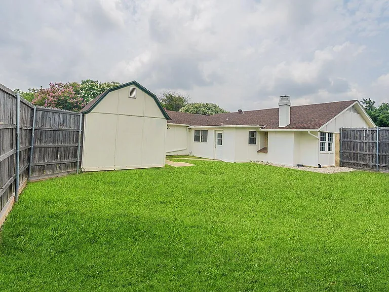 2112 Cedarcrest Dr — Photo 11