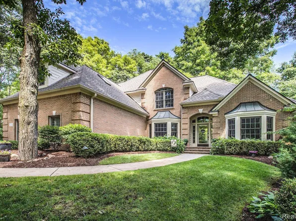 5259 Pinewood Dr, Brighton, MI 48116