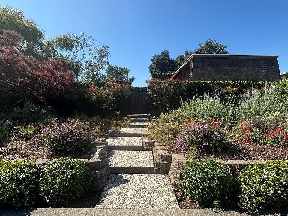 1st image of 301 Greenwood Dr