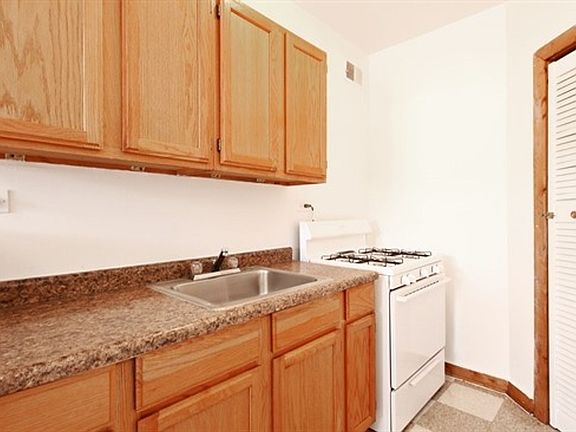 3rd image of 6306 S Artesian Ave APT 2G