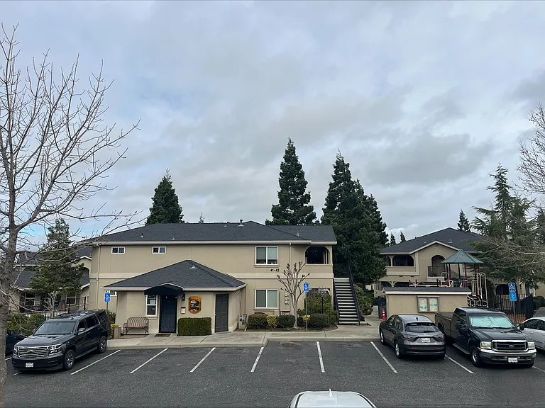Yosemite Terrace Apartments — Photo 6
