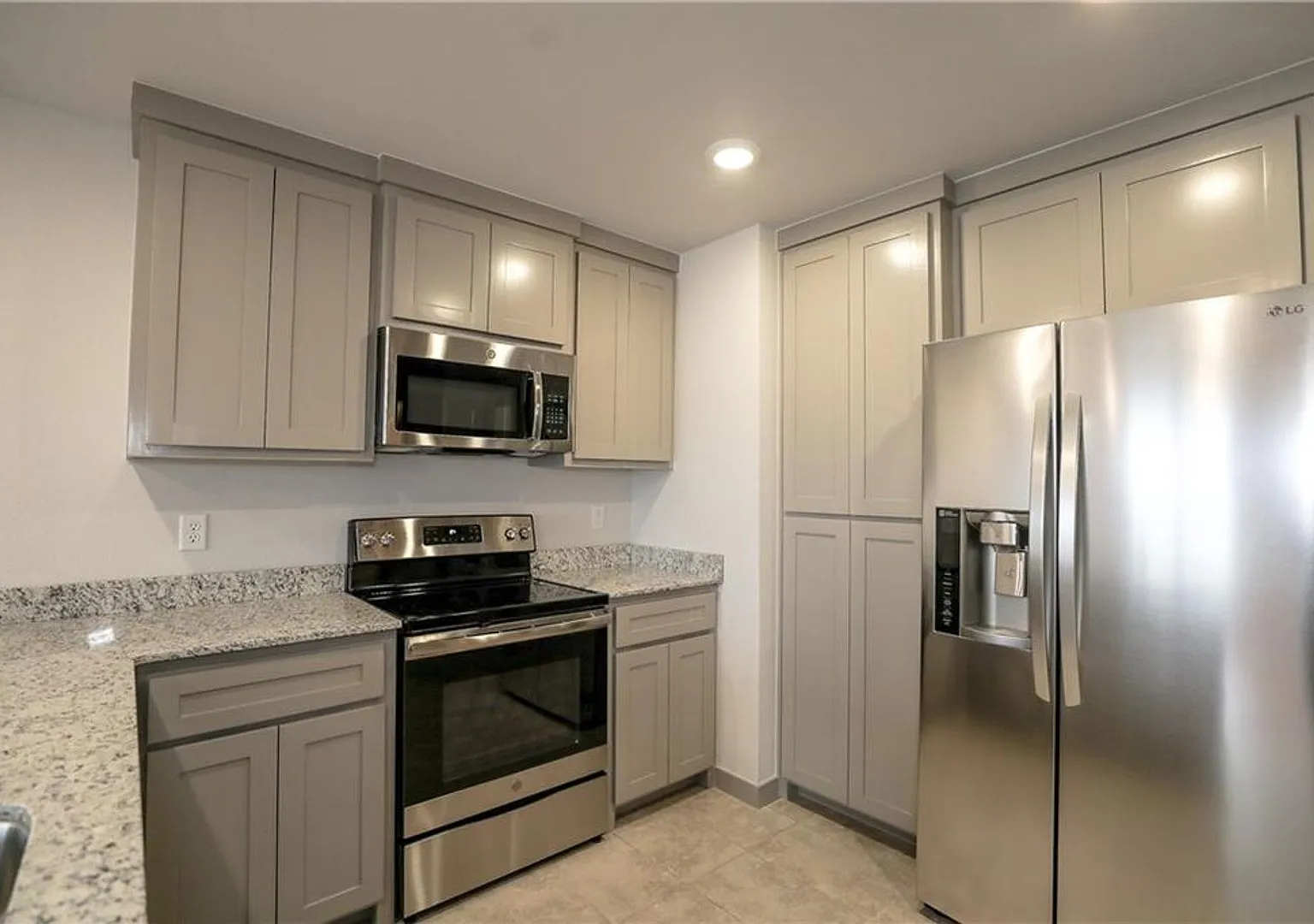 Welcome To Your Next Home In A Fabulous Central Location — Photo 2