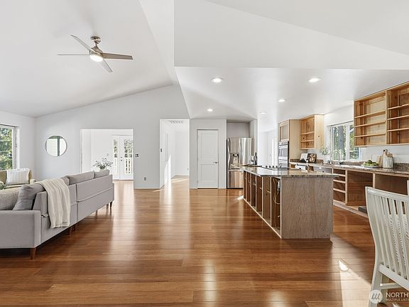 3rd image of 20919 President Point Road NE