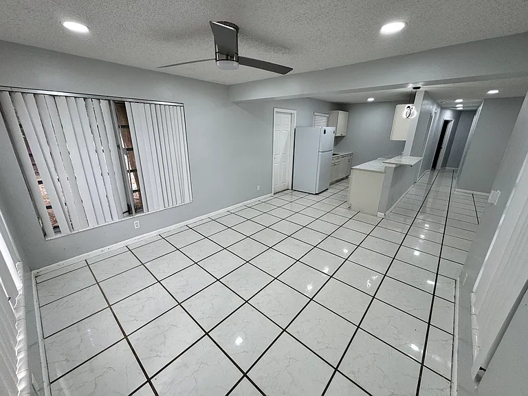 4230 NE 3rd Ave — Photo 6