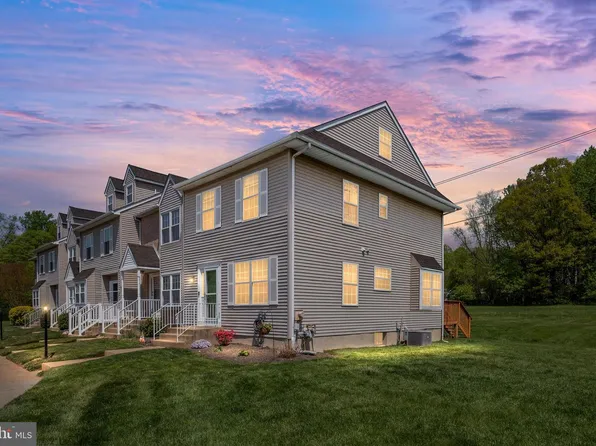 88 Louis James Ct, Upper Chichester, PA 19014