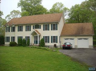 112 Hilltop Rd, Mahwah, NJ 07430