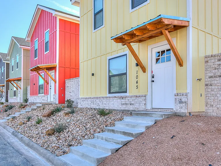 1045 Holiday Dr — Photo 5