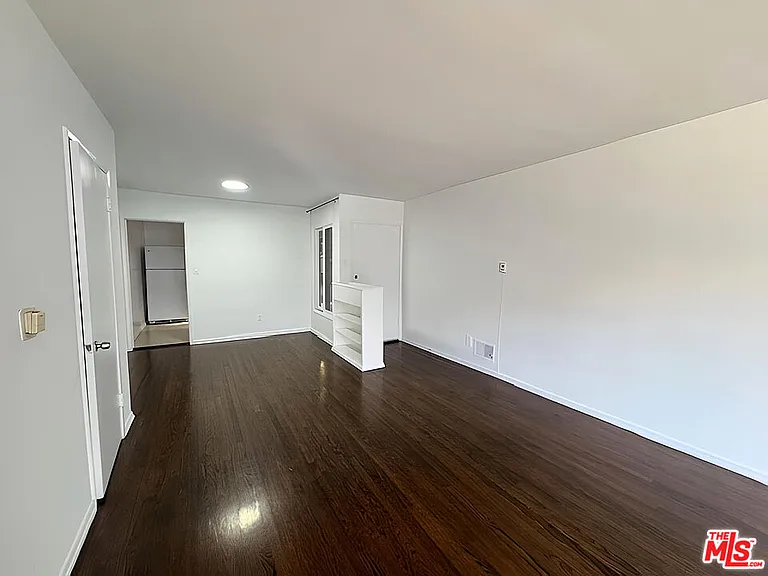 470 S Mariposa Ave — Photo 3