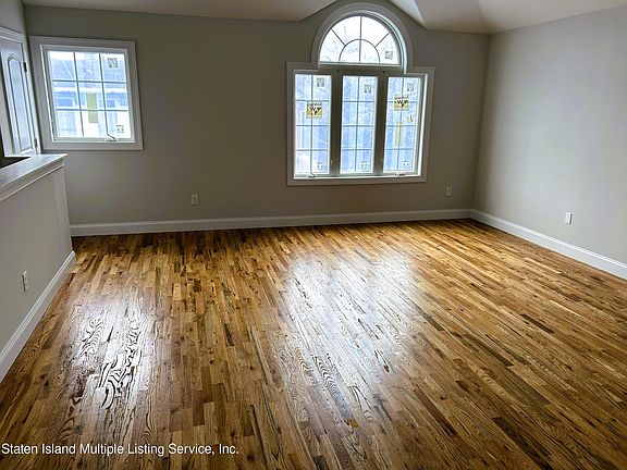 4th image of 476 Thornycroft Ave