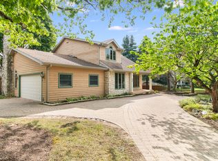 30W735 Woodewind Dr, Naperville, IL 60563