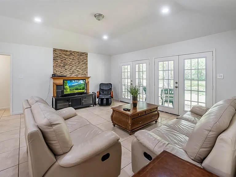 635 Chapel Hill Dr — Photo 5