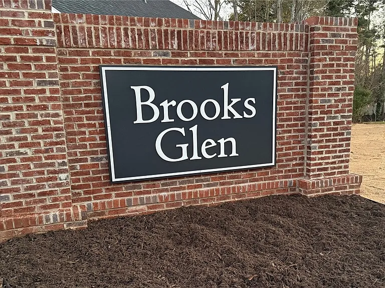 102 Riggins Ln — Photo 19