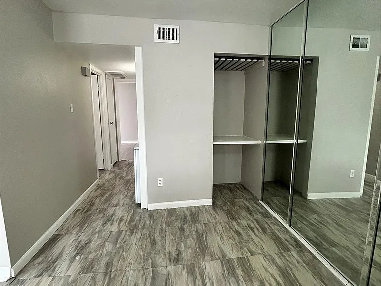 3900 Woodchase Dr #120 — Photo 6